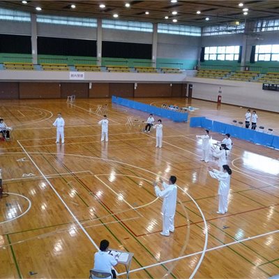 9月18日「群馬県太極拳協会・競技大会」 毎年恒例の競技大会です。違う3グループのなのですが、 表演服の服装規定が厳しくなったせいか、皆さんオフホワイトです。