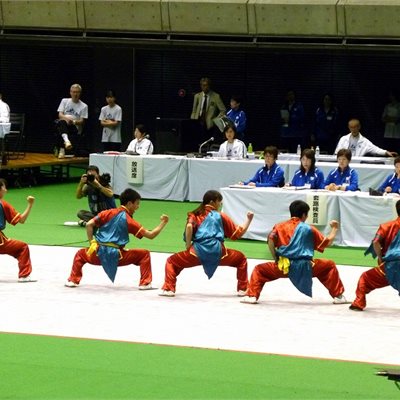 毎年集団でおなじみの「愛知大学中国武術部」の皆さんの集団基本功です。 毎年会場が「わあっ」と沸いて見いて気持ちが良いです!