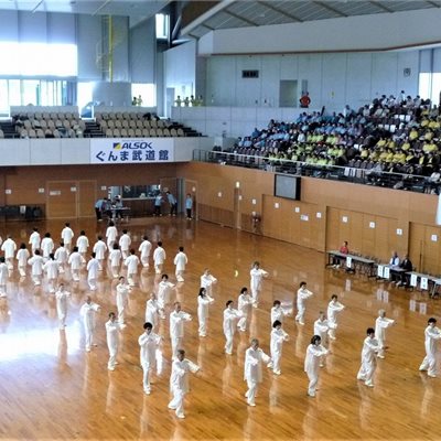 「伊勢崎太極拳協会」の皆さん、 大勢でも息がピッタリです。