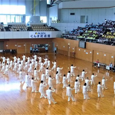 「伊勢崎太極拳協会」の皆さん、 大勢でも息がピッタリです。